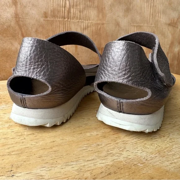 Pedro Garcia Metallic Leather Flat Low Heel Open Toe Sandals - Picture 3 of 16